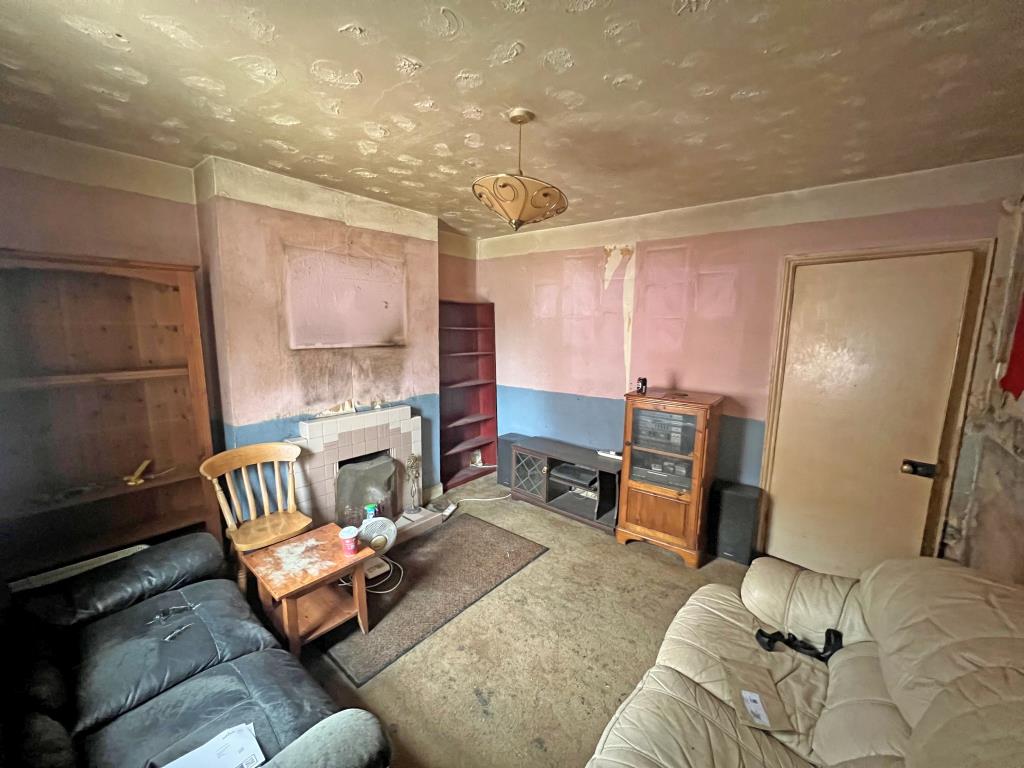 Lot: 2 - THREE-BEDROOM END-TERRACE HOUSE FOR IMPROVEMENT - living room with fireplace